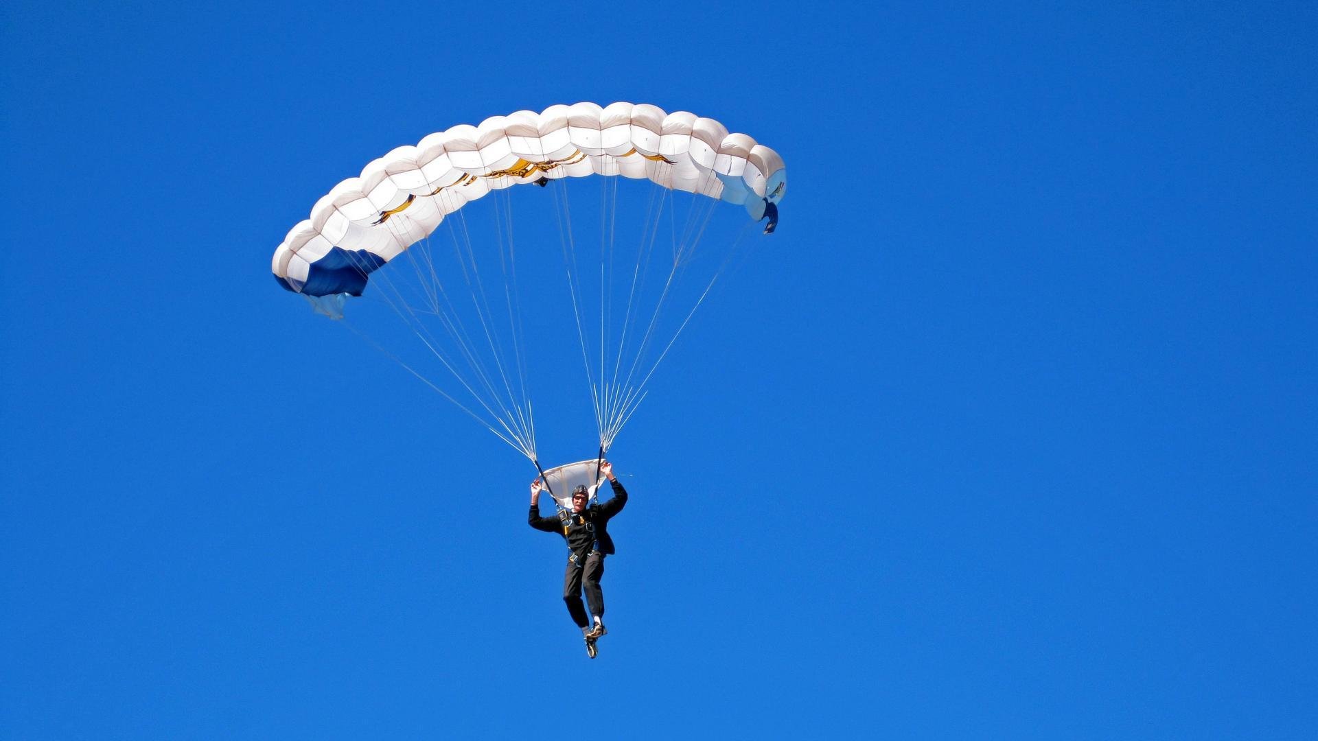 游泳赛事决赛日精彩纷呈